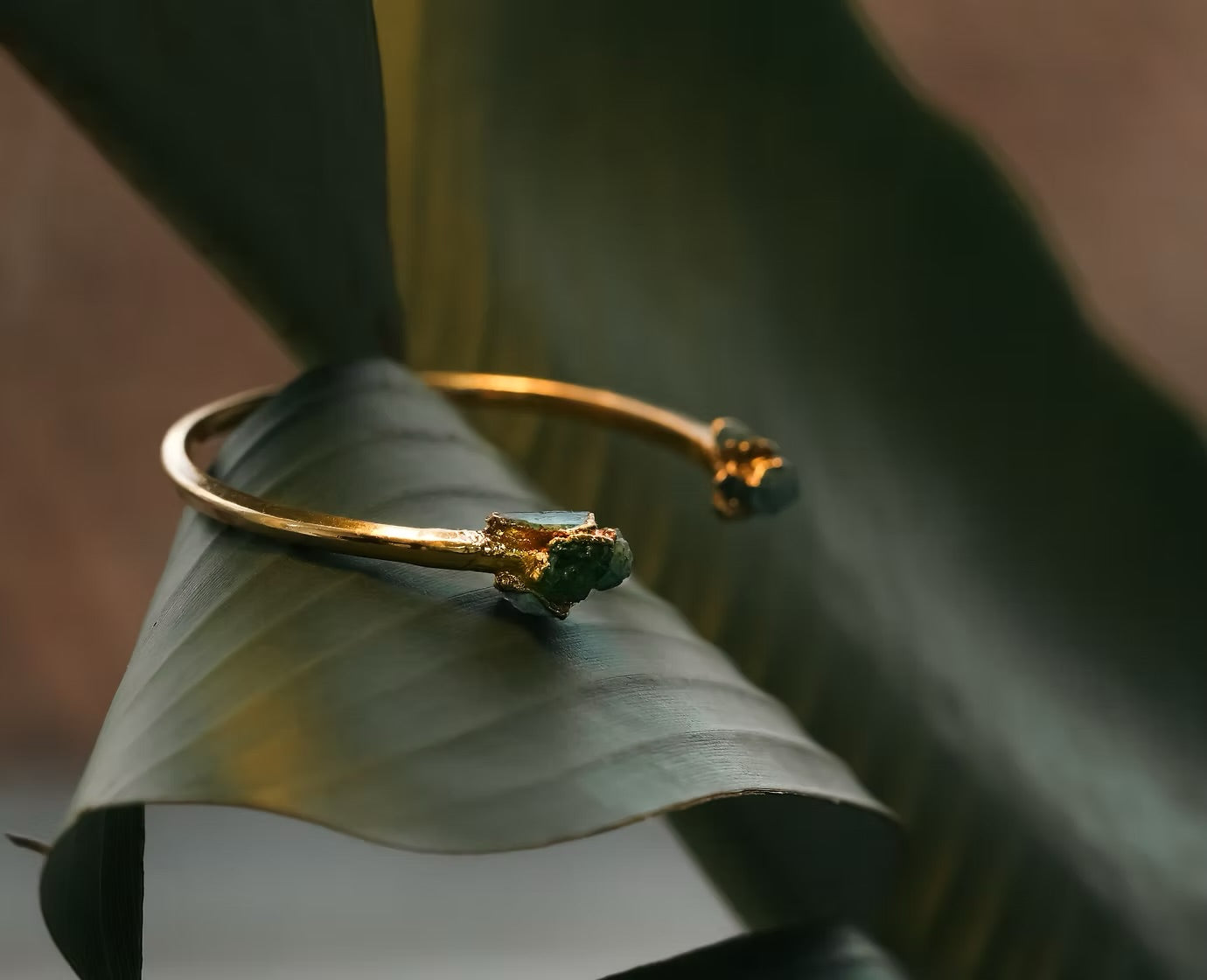 Brazalete nugget esmeraldas fusión