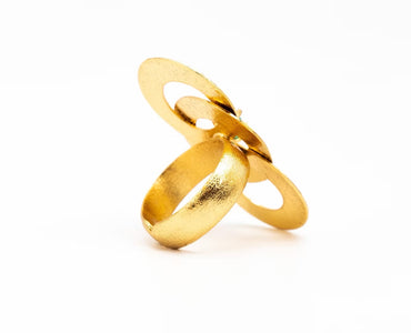 Anillo tres círculos entrelazados martillado esmeralda