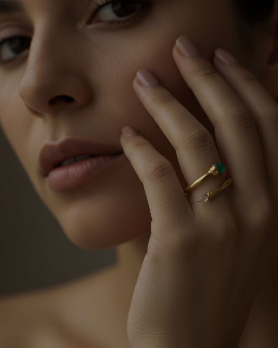 Anillo Cuarzo y Esmeralda Cruzado