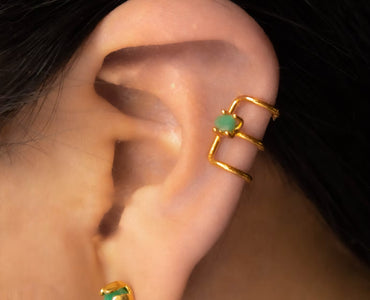 Earcuff pequeño 3 líneas esmeralda