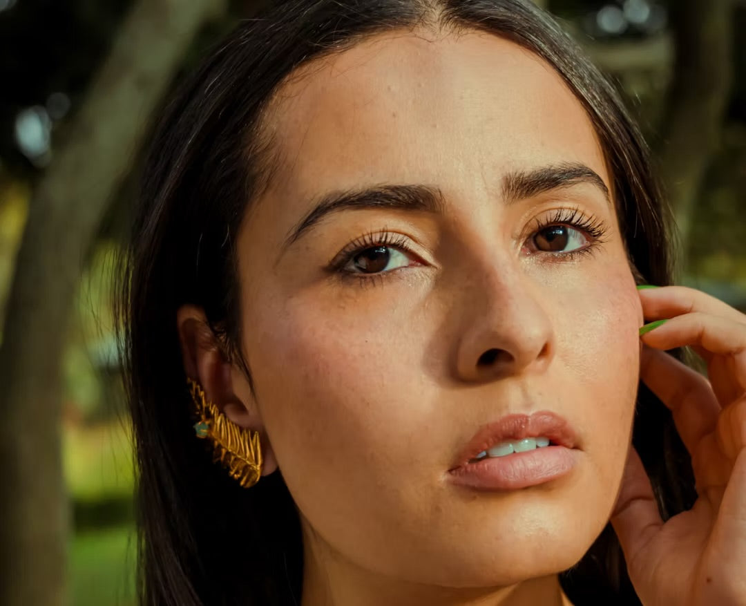 Earcuff Hoja Pino Romerón con Esmeralda | Naturaleza Viva Collection