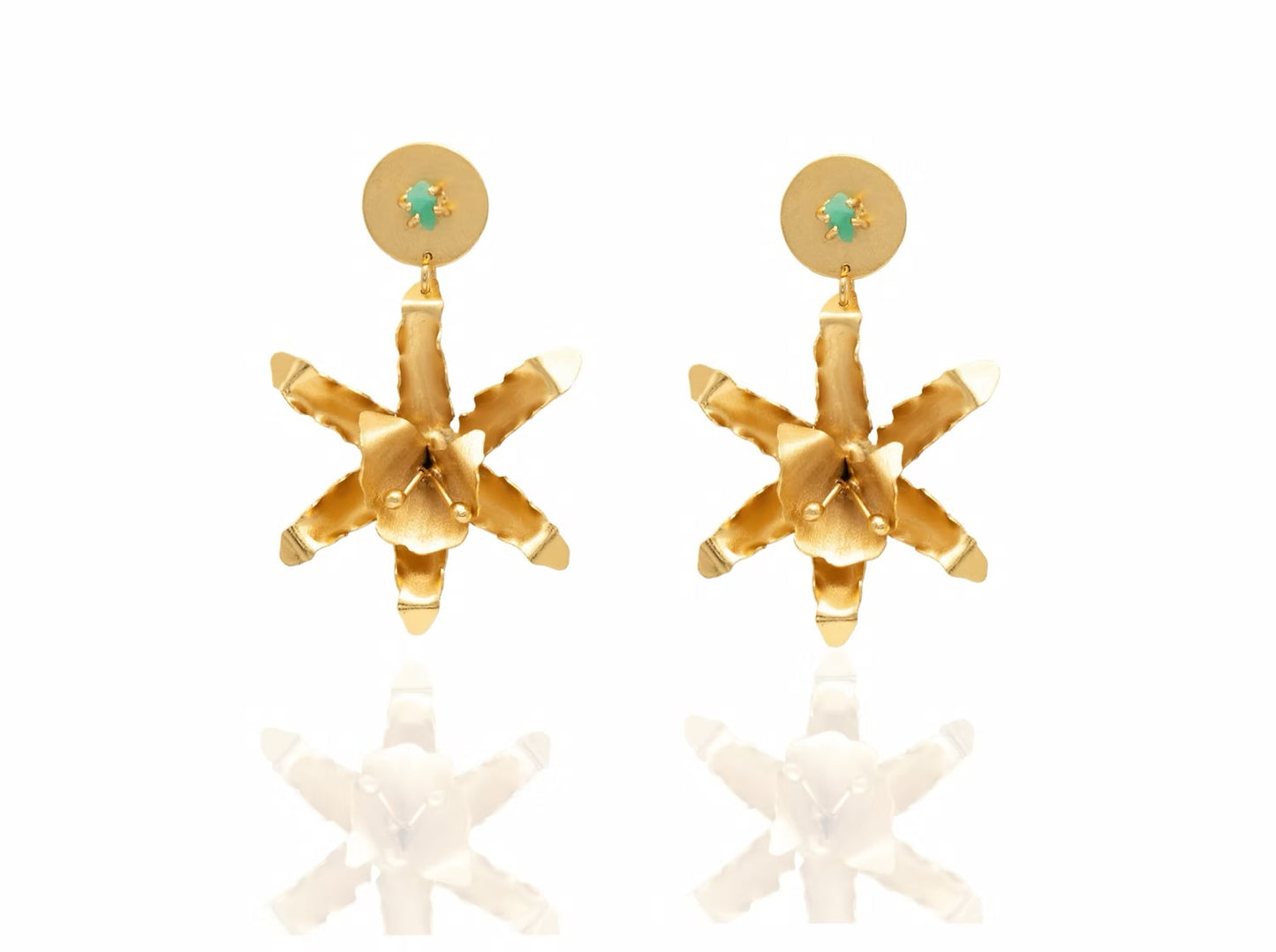 Flower earring with 2 emerald pistils
