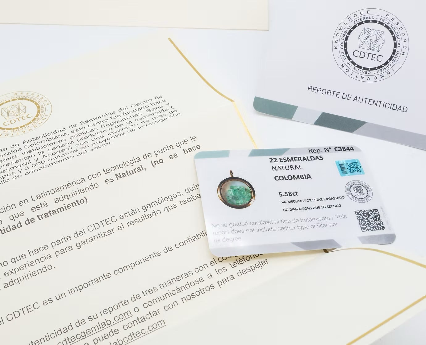 Cadena con dije Cofre grande con esmeraldas naturales