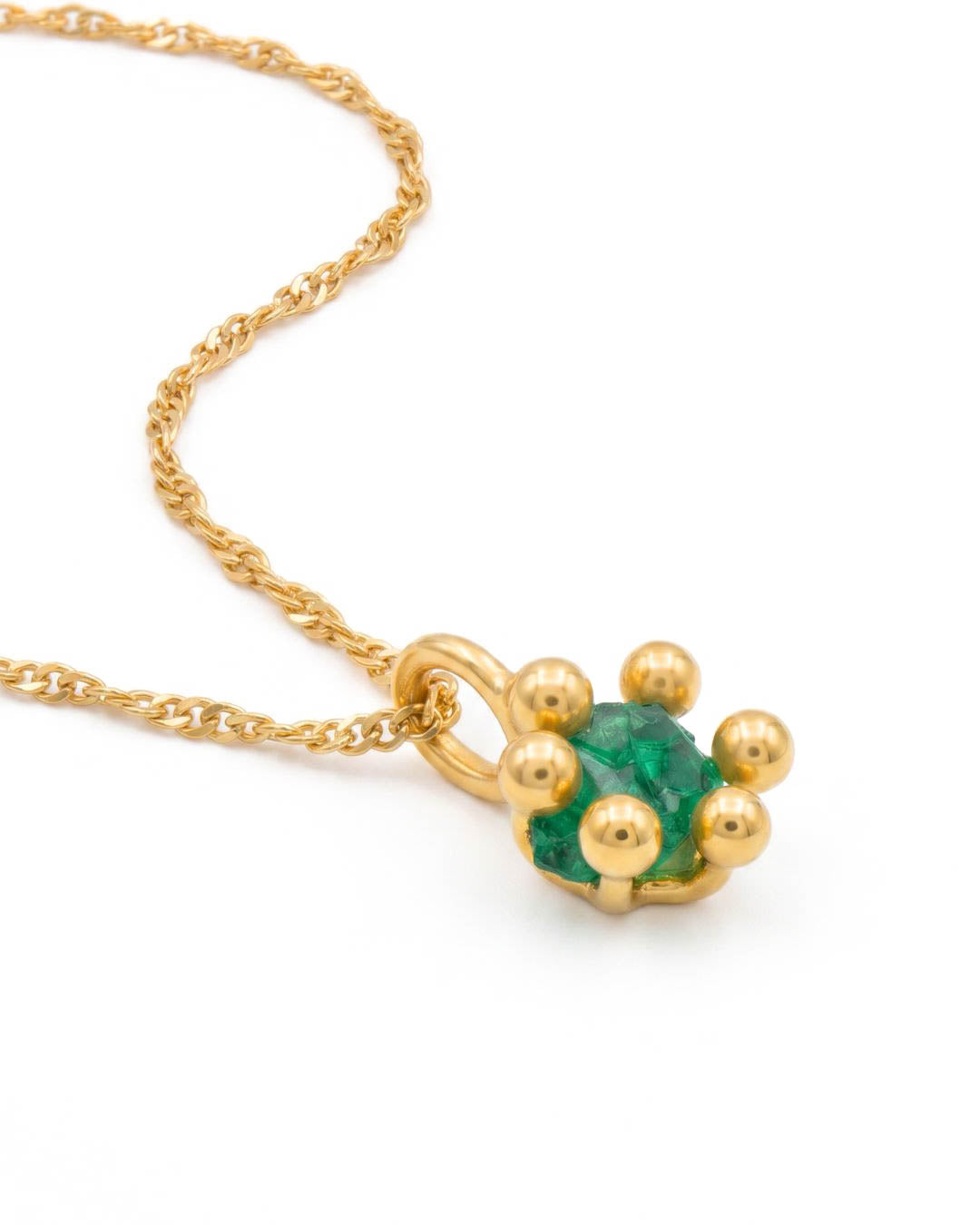 DIJE CON CADENA TIPO UÑA CON ESMERALDA