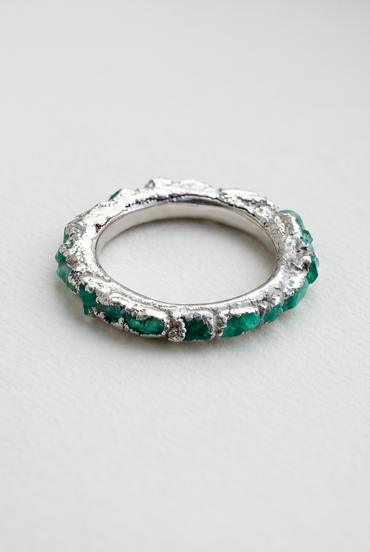 Infinity ring in 925 silver with emerald fusion.