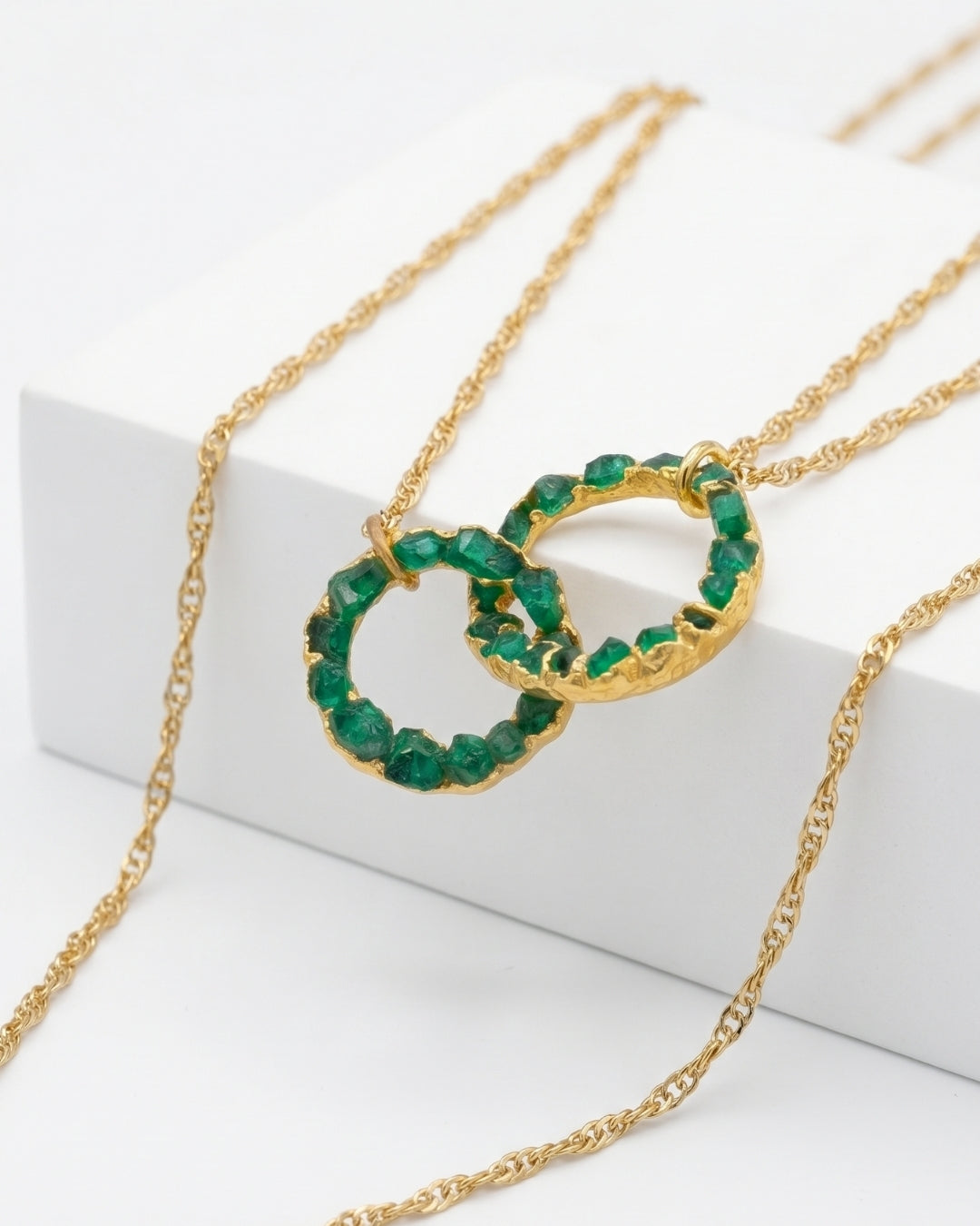 Cadena con dije Círculos entrelazados con esmerladas