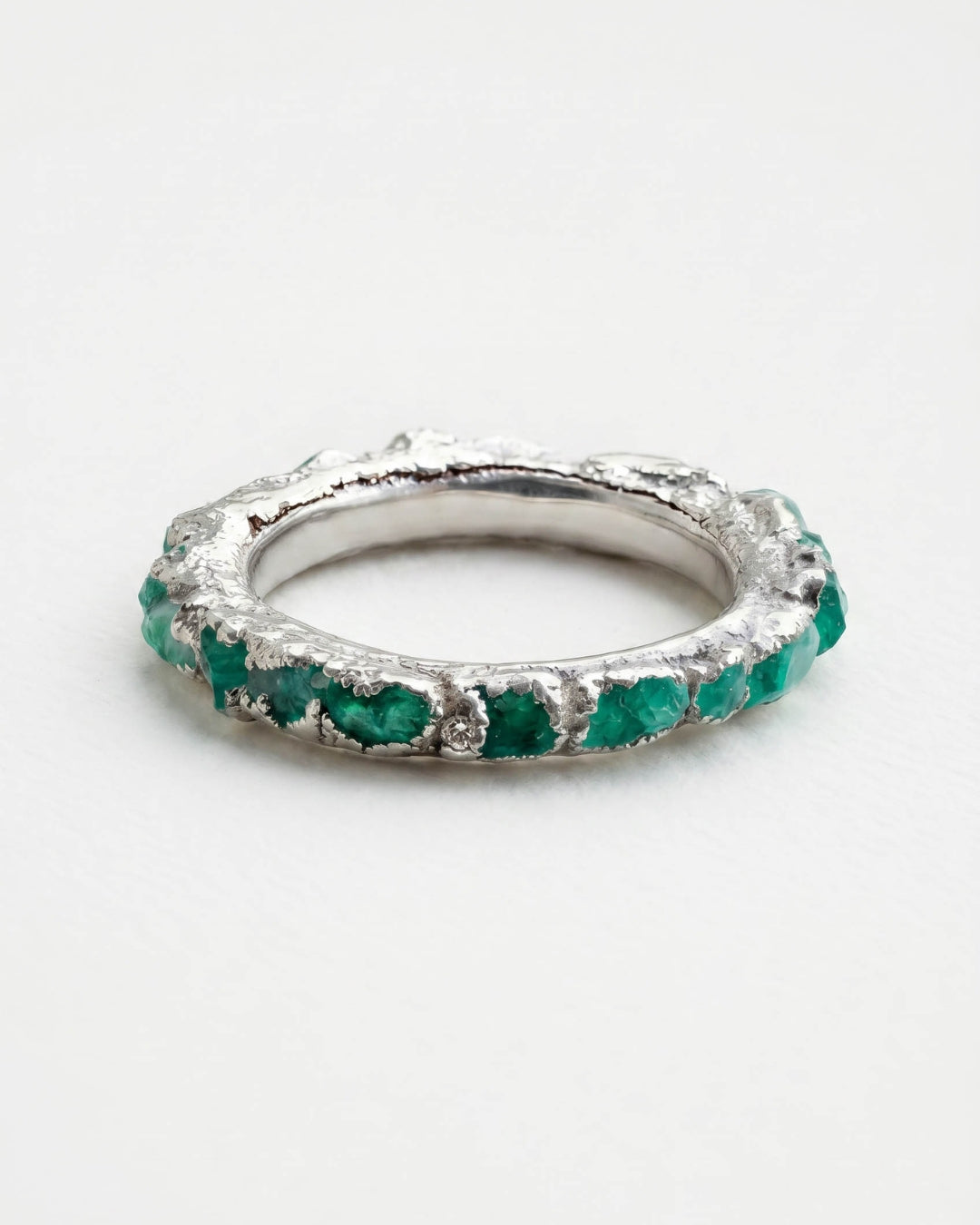 Infinity ring in 925 silver with emerald fusion.