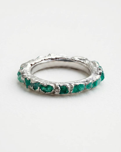 Infinity ring in 925 silver with emerald fusion.