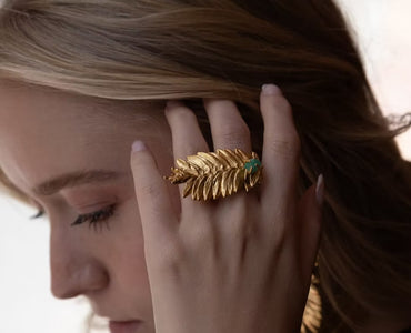Anillo Hoja Pino Romerón con Esmeralda | Naturaleza Viva Collection