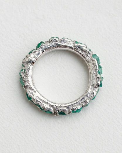 Infinity ring in 925 silver with emerald fusion.
