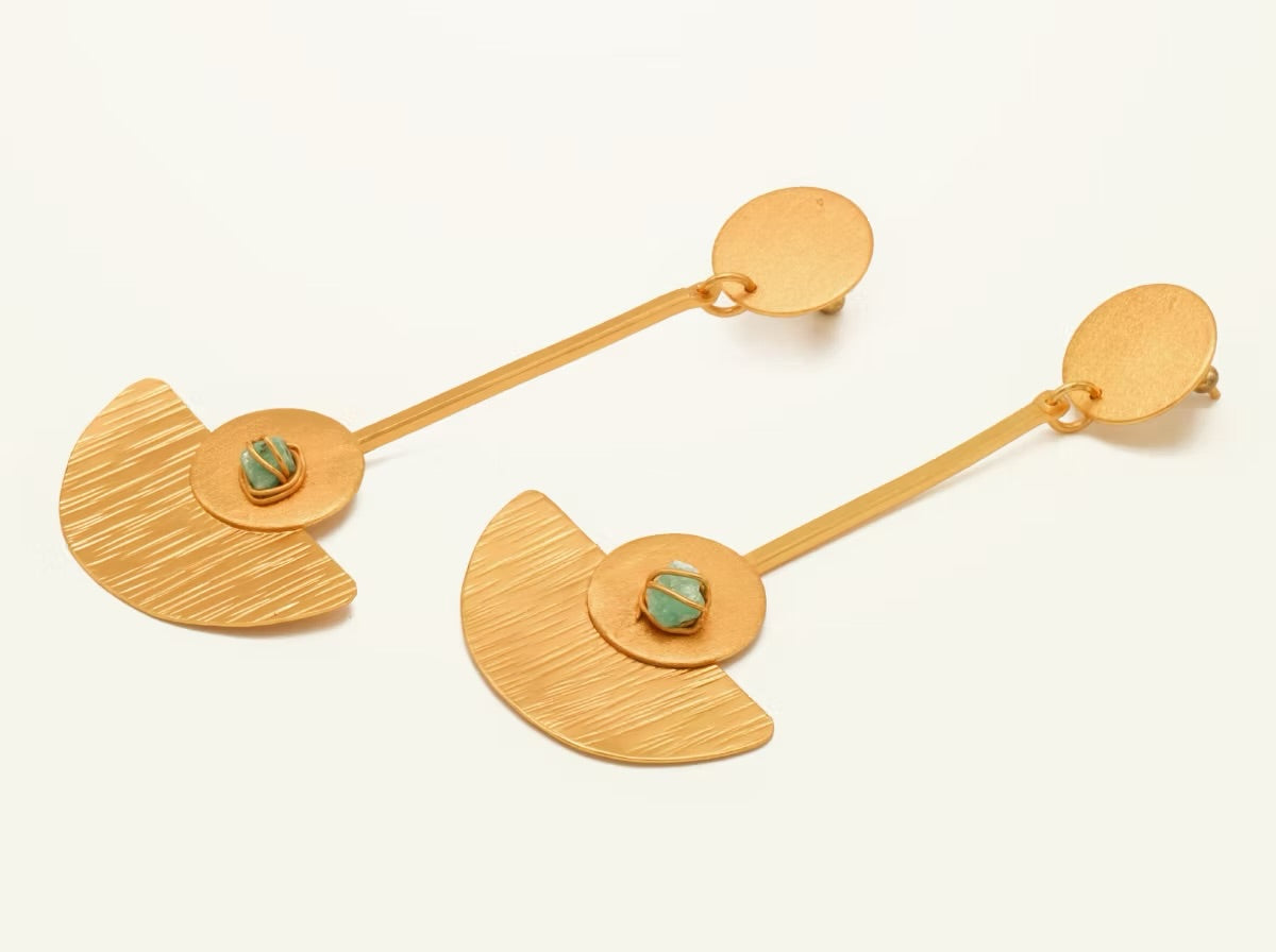 Arete largo media luna esmeralda