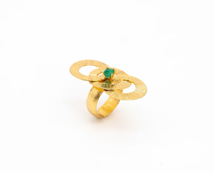 Anillo tres círculos entrelazados martillado esmeralda