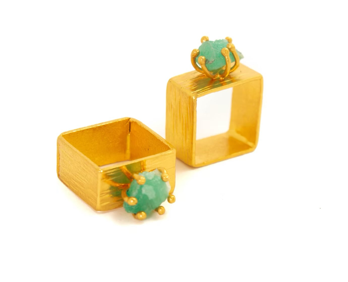 Anillo cuadrado uñas esmeralda