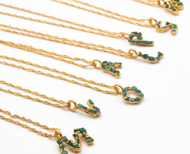 Dije con cadena letra pequeña esmeralda FUSIÓN