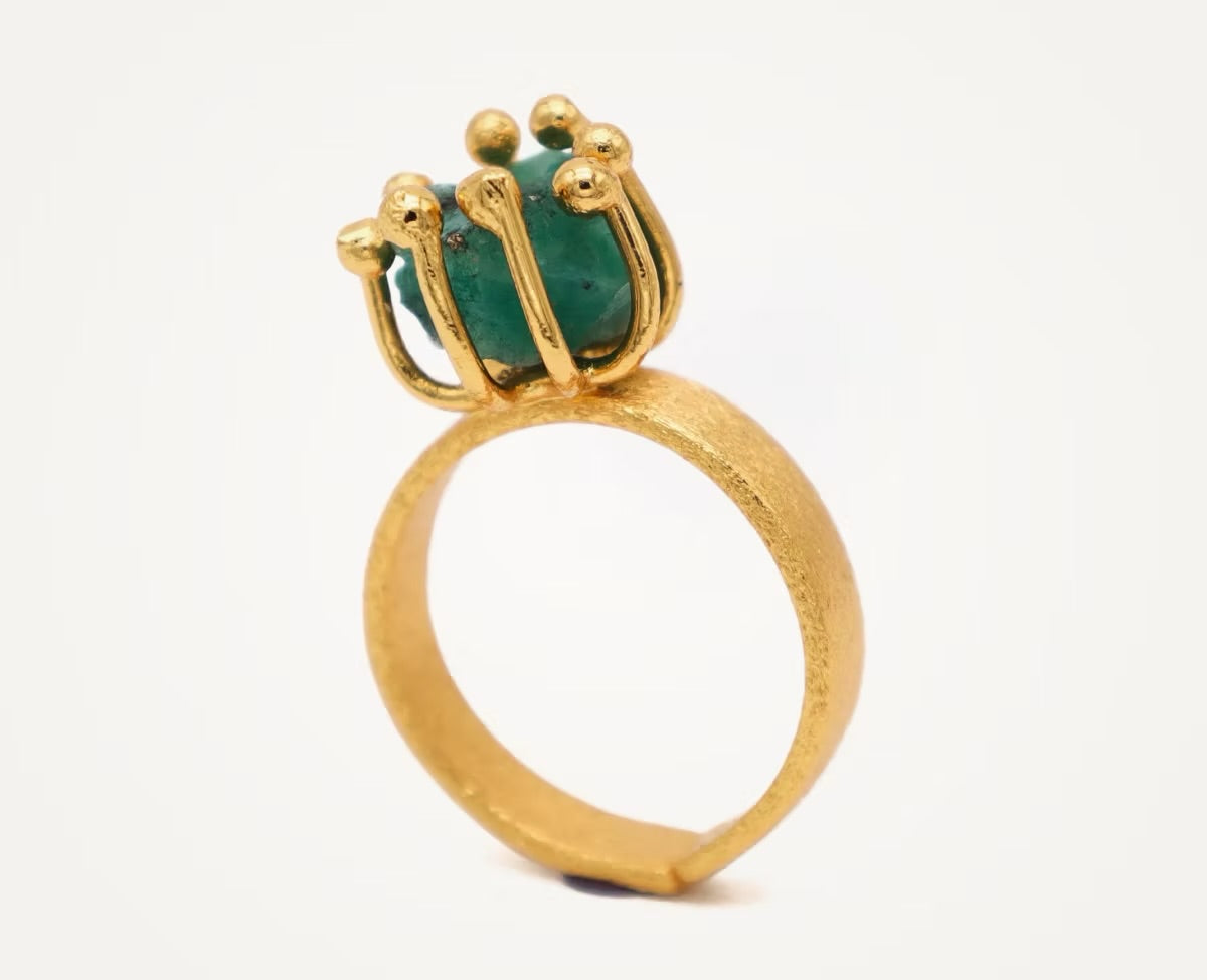 Anillo uñas esmeralda