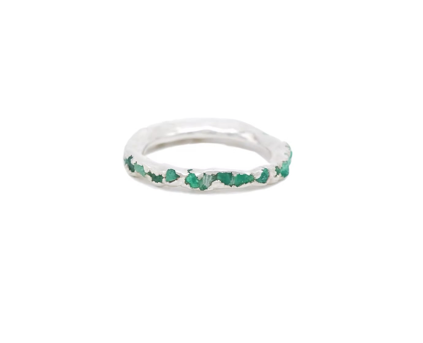 Infinity ring in 925 silver with emerald fusion.