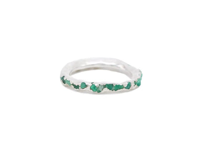 Infinity ring in 925 silver with emerald fusion.