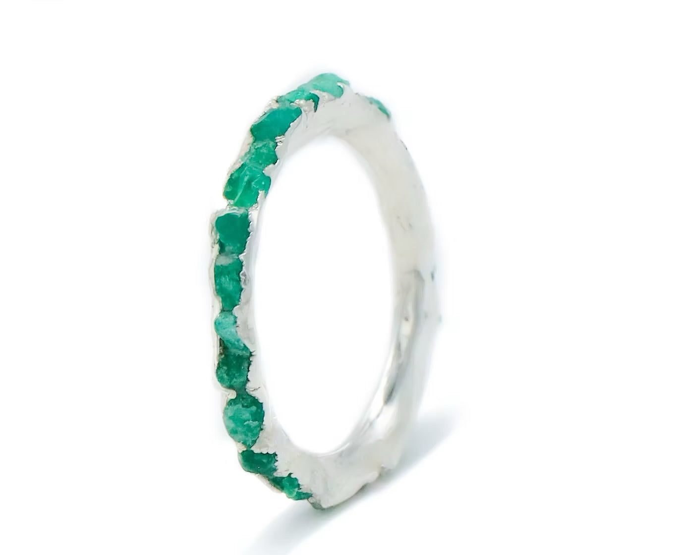 Infinity ring in 925 silver with emerald fusion.