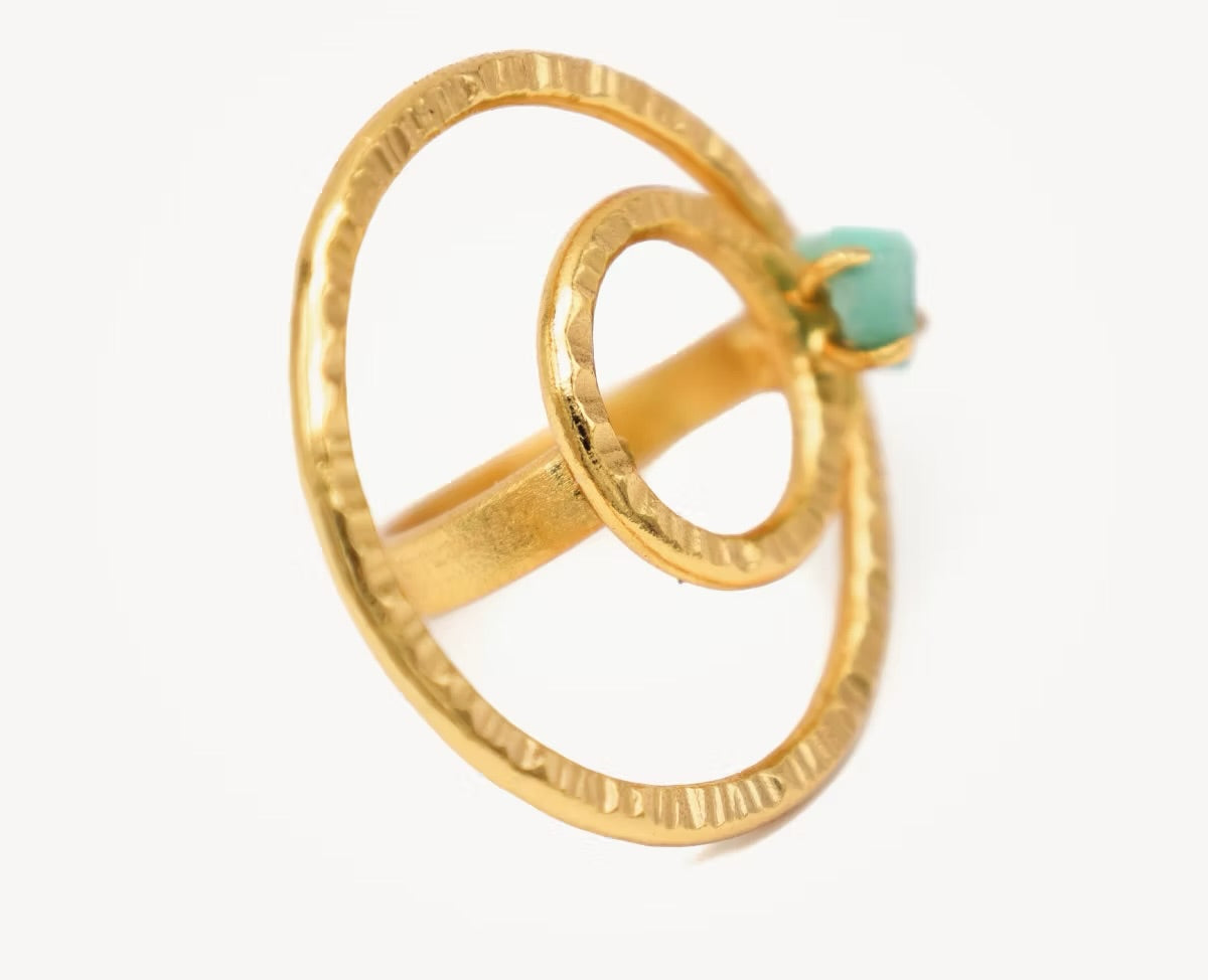 Anillo doble círculo martillado esmeralda