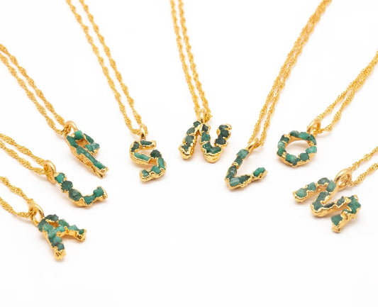 Dije con cadena letra pequeña esmeralda FUSIÓN