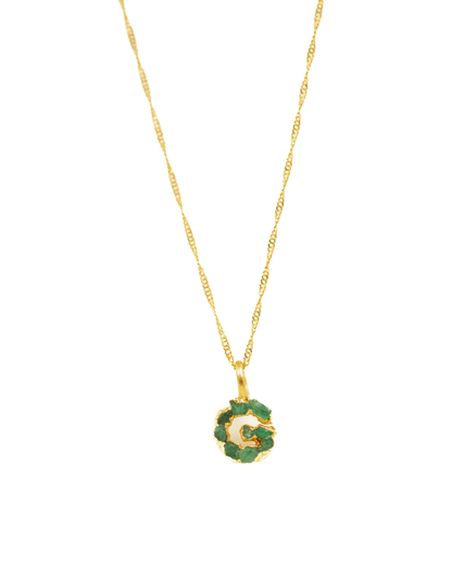 Dije con cadena letra pequeña esmeralda FUSIÓN
