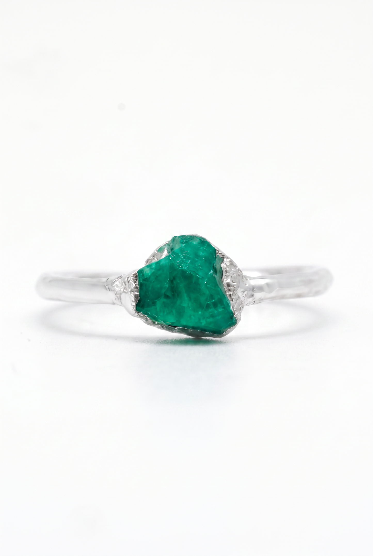 Basic ring in 925 sterling silver with emerald fusion