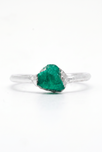 Basic ring in 925 sterling silver with emerald fusion