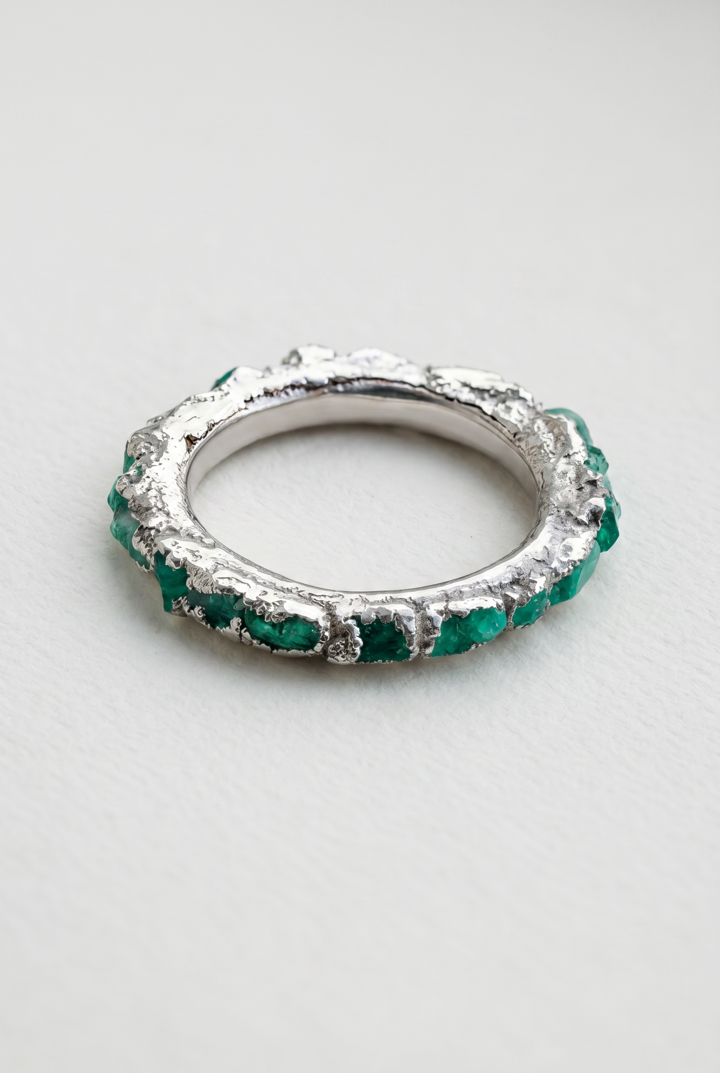 Infinity ring in 925 silver with emerald fusion.