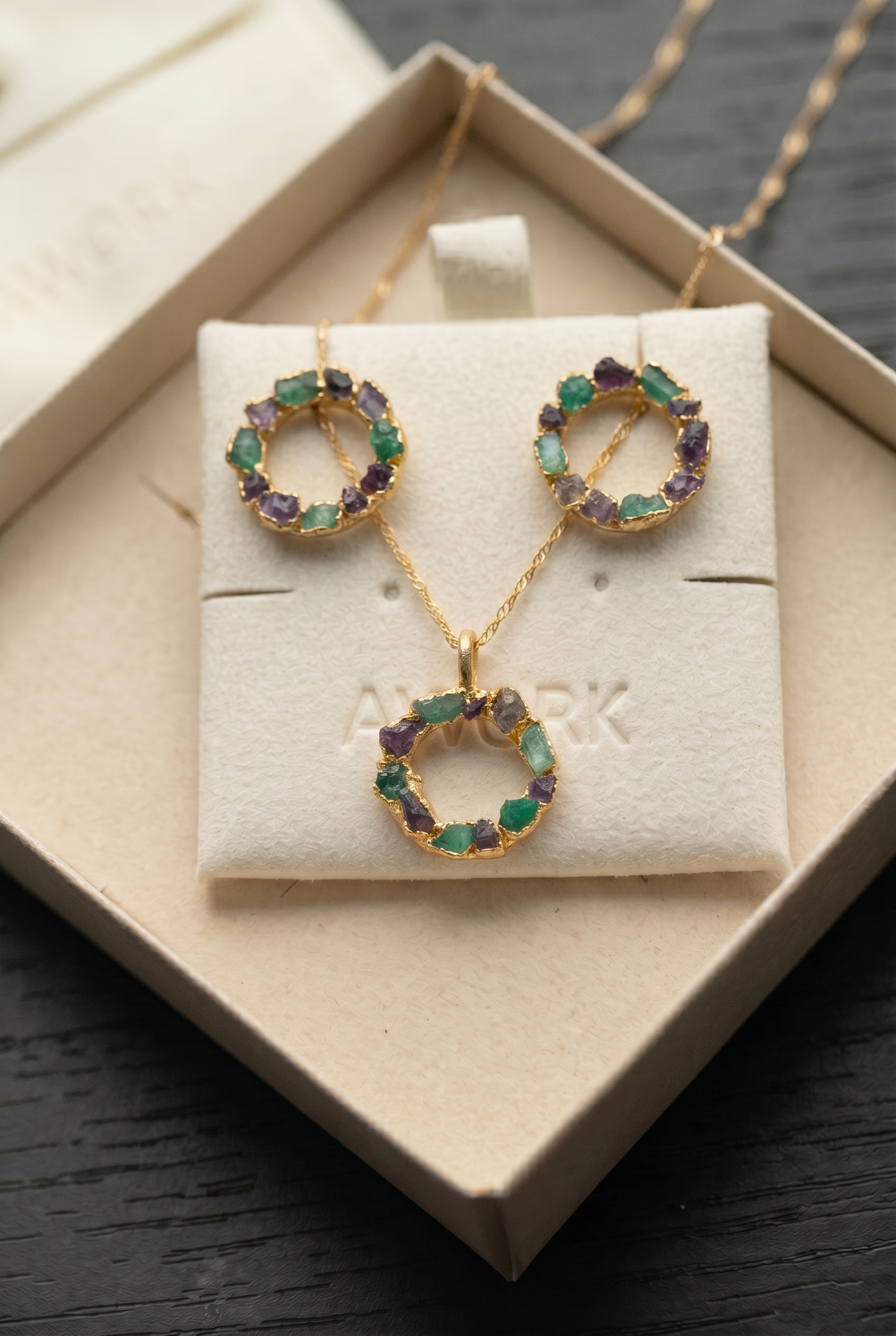 SET TOPOS Y DIJE CORONA MIX  ESMERALDA Y AMATISTA