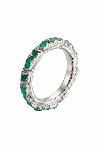 Infinity ring in 925 silver with emerald fusion.