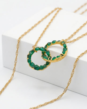 Cadena con dije Círculos entrelazados con esmerladas