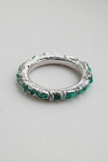 Infinity ring in 925 silver with emerald fusion.